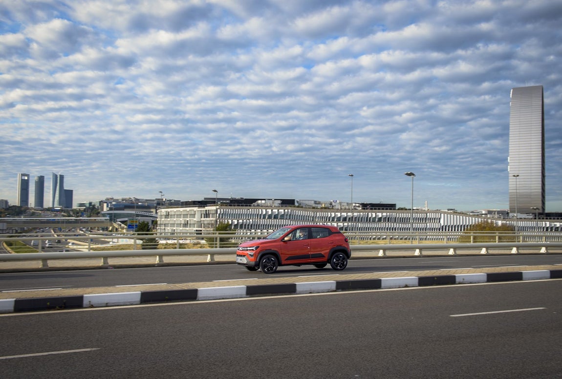 El diseño exterior del nuevo Dacia Spring 2025 presenta una modernización significativa que le otorga una apariencia más robusta y actual, acercándose al estilo de un SUV urbano.