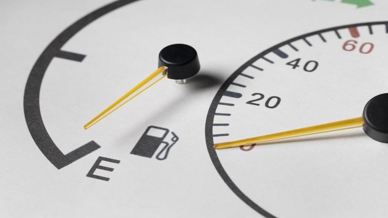 La caída del precio del crudo provoca la bajada de los combustibles