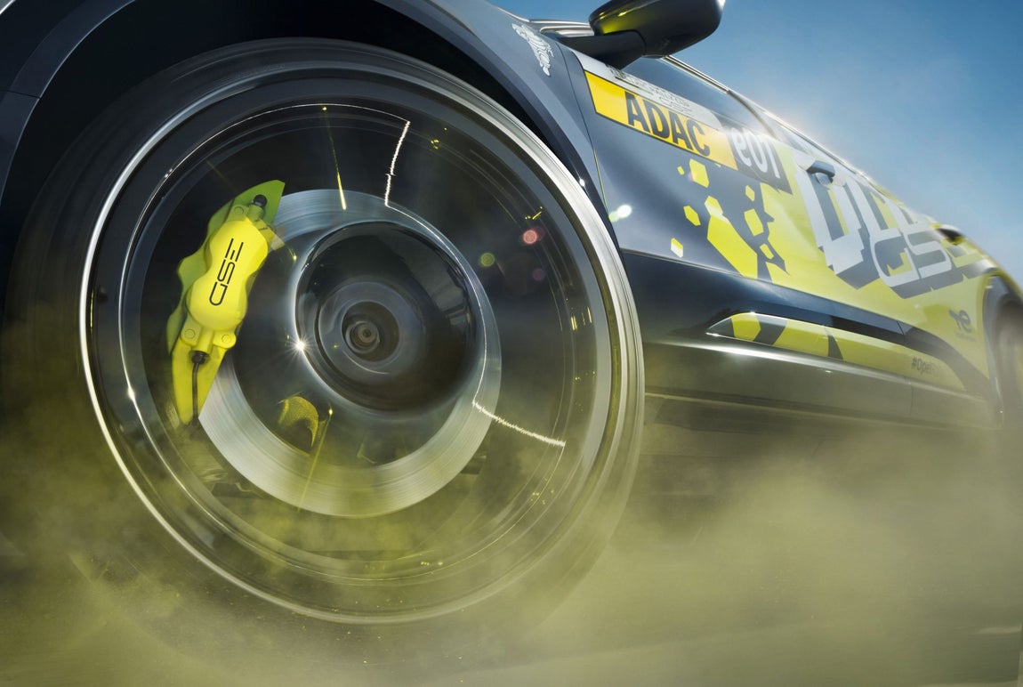 El Opel Mokka GSE Rally es el primer coche de rally del mundo que se está desarrollando actualmente de acuerdo con las nuevas regulaciones eRally5 de la FIA. De este modo, el rápido prototipo podría utilizarse en todo el mundo en múltiples competiciones deportivas de clientes a partir de la temporada de rallyes de 2026.