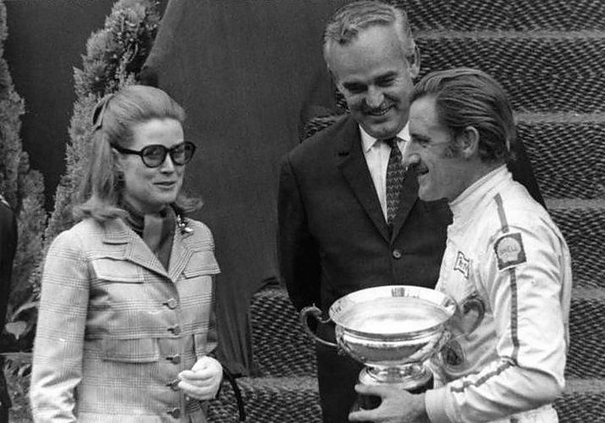 Una imagen inolvidable, los principies Rainiero y Grace, con Graham Hill, que se repetiría hasta en cinco ocasiones