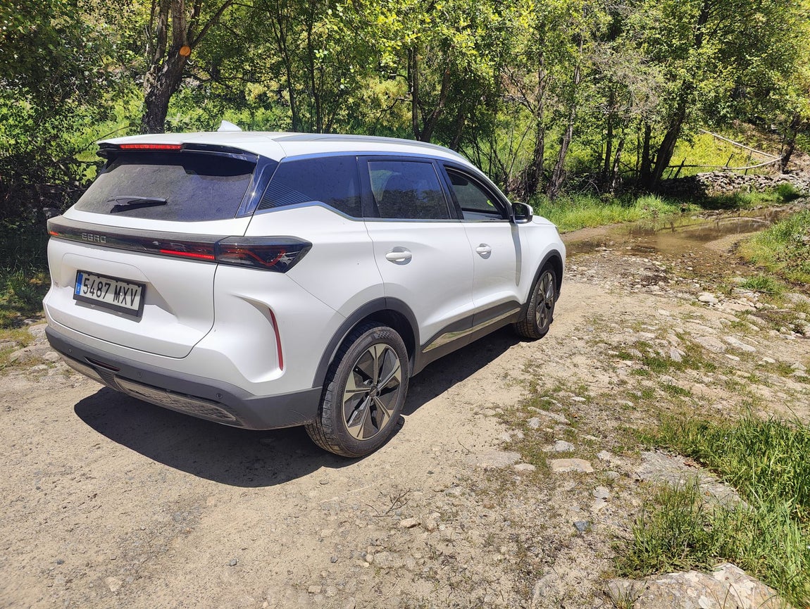 El Ebro S700 está basado en el Chery Tiggo 7 de segunda generación, pero se ensambla en la histórica factoría de Ebro en la Zona Franca de Barcelona (antigua planta de Nissan), marcando el regreso de la fabricación de vehículos de la marca Ebro a España.