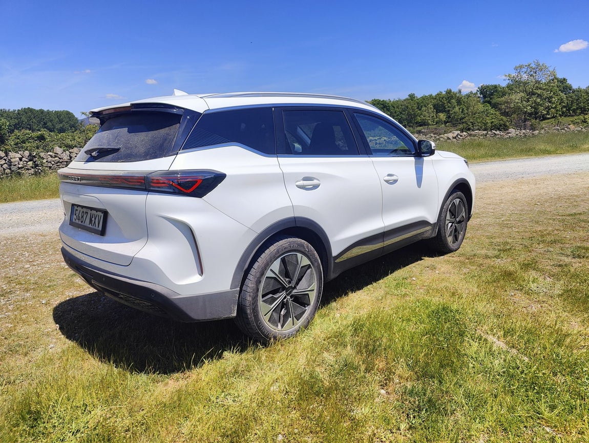 El Ebro S700 se presenta como una opción atractiva para aquellos que buscan un SUV familiar con un buen nivel de equipamiento y tecnología.