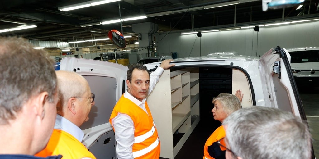 El nuevo ceo de stellantis visita la fábrica de vigo