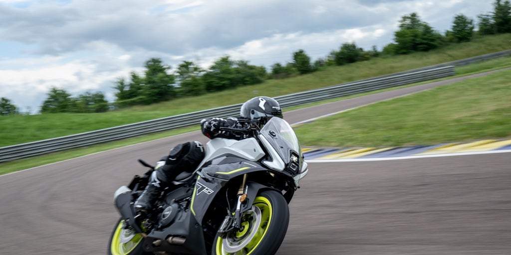 ベネリは、A2のために、文明的なスーパースポーツである彼の象徴的な竜巻550を救助します