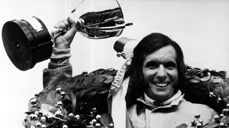 Una de las múltiples subidas al podio de campeones de Emerson Fittipaldi, en una foto de 1972