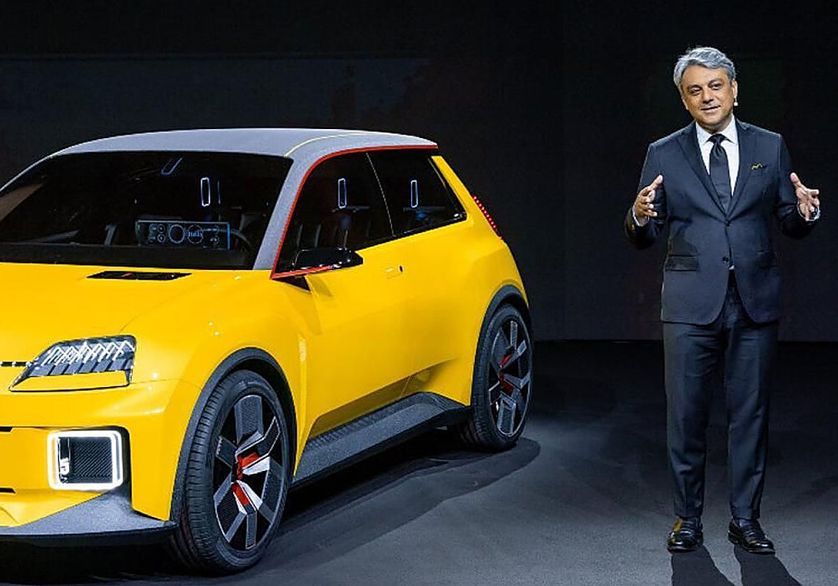 Luca de Meo junto al nuevo Renault 5