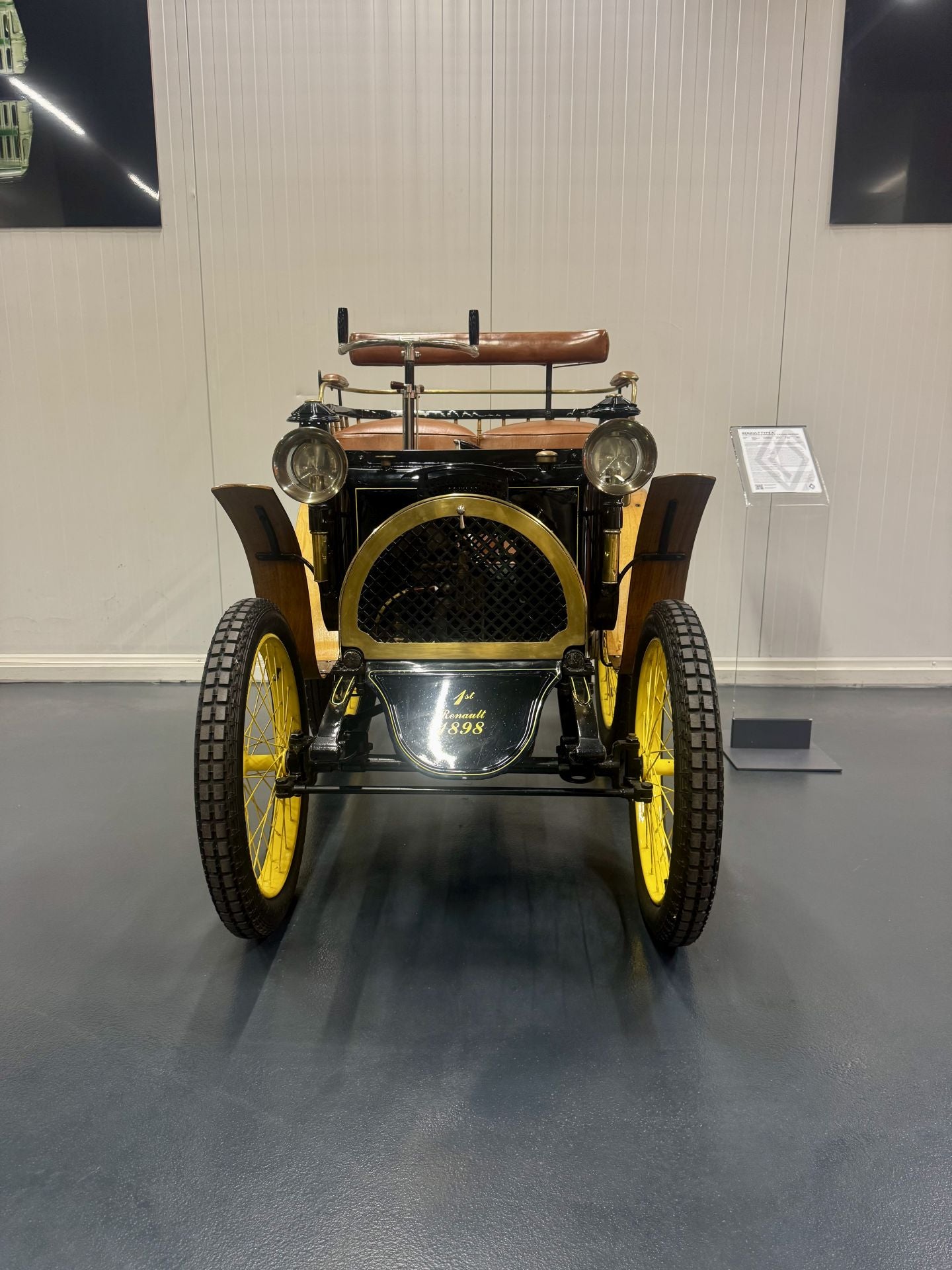 El tesoro automovilístico está formado por cientos de vehículos cuidadosamente conservados y restaurados, estos vehículos abarcan la historia de Renault desde el primer coche construido por Louis Renault en 1898 (Tipo A) hasta los modelos de antes de la guerra, los coches de Fórmula 1, los emblemáticos Alpine y los visionarios coches conceptuales