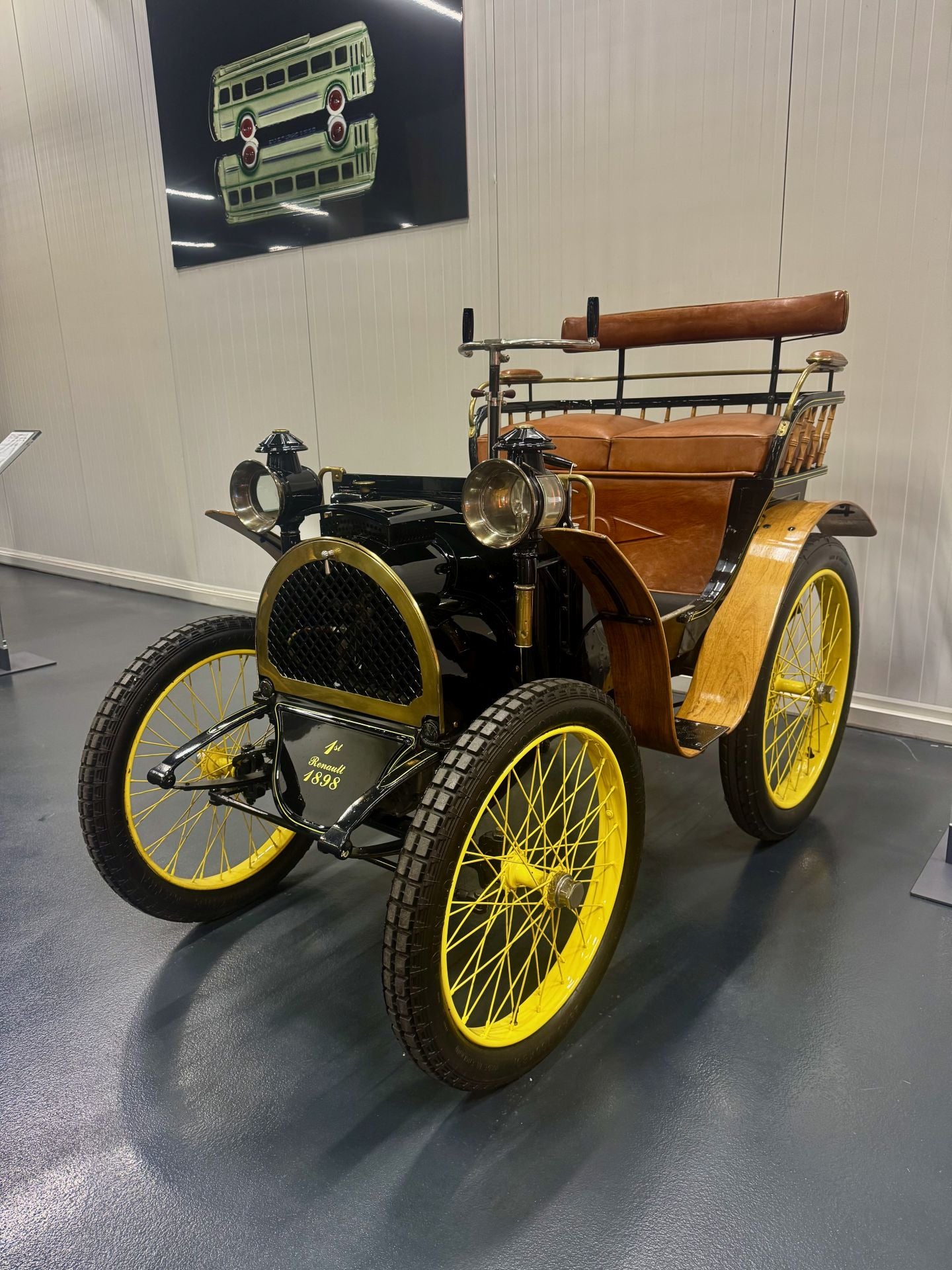 El tesoro automovilístico está formado por cientos de vehículos cuidadosamente conservados y restaurados, estos vehículos abarcan la historia de Renault desde el primer coche construido por Louis Renault en 1898 (Tipo A) hasta los modelos de antes de la guerra, los coches de Fórmula 1, los emblemáticos Alpine y los visionarios coches conceptuales