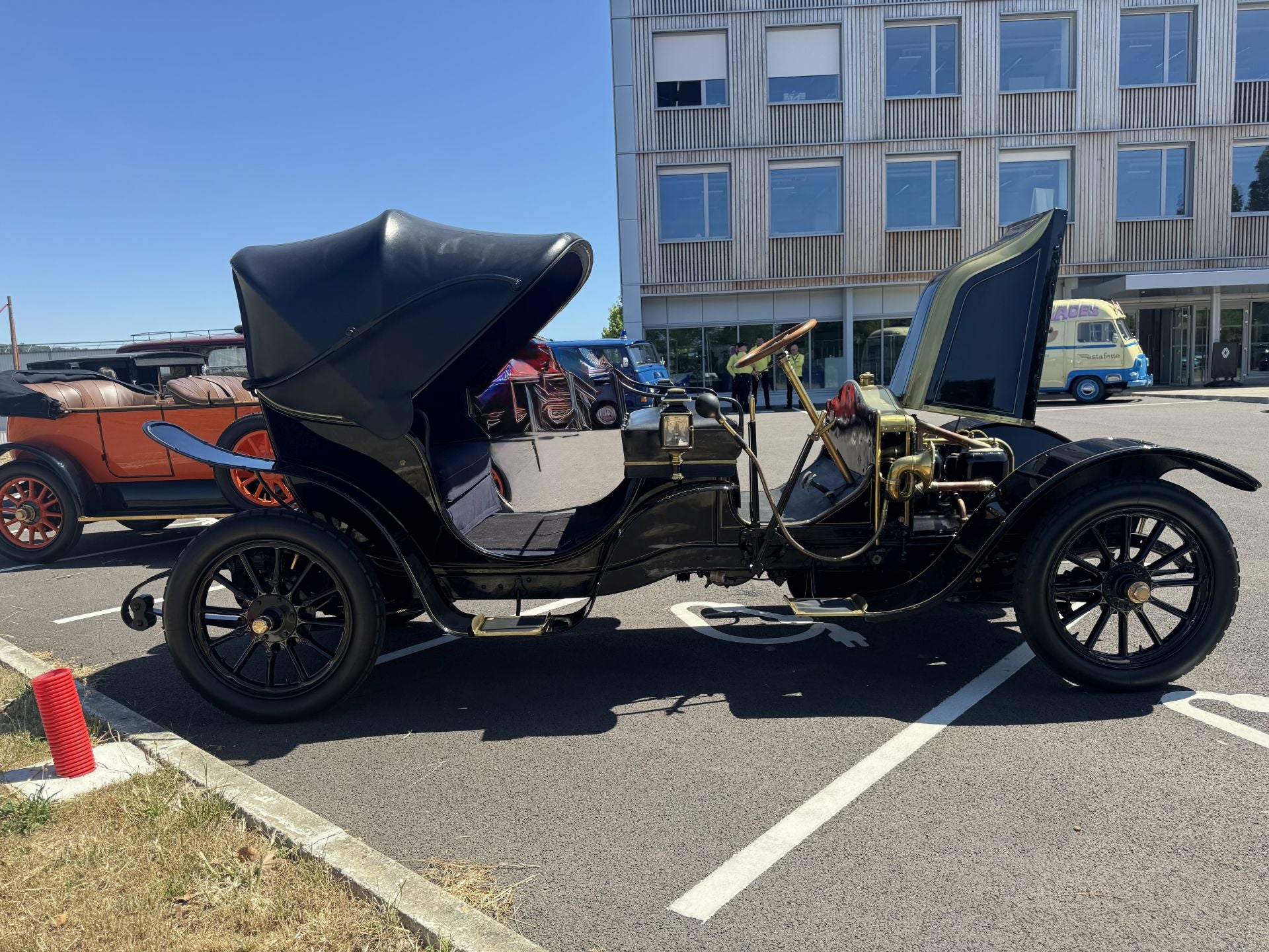 El tesoro automovilístico está formado por cientos de vehículos cuidadosamente conservados y restaurados, estos vehículos abarcan la historia de Renault desde el primer coche construido por Louis Renault en 1898 (Tipo A) hasta los modelos de antes de la guerra, los coches de Fórmula 1, los emblemáticos Alpine y los visionarios coches conceptuales