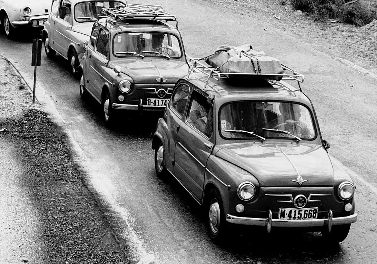 El Seat 600, o «pelotilla» era el rey de las carreteras