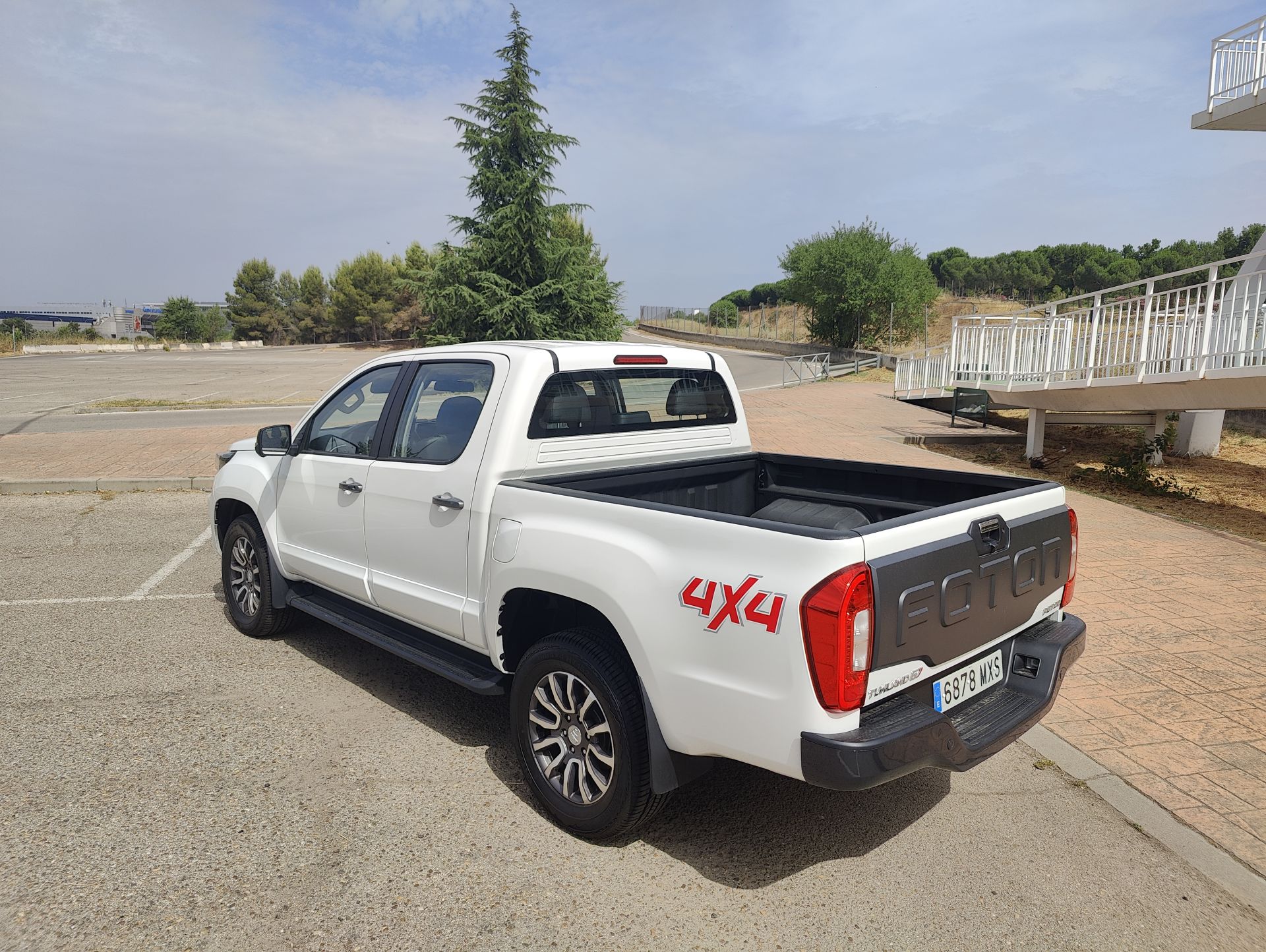 Diseñada para conquistar cualquier terreno. Su robustez es evidente a primera vista