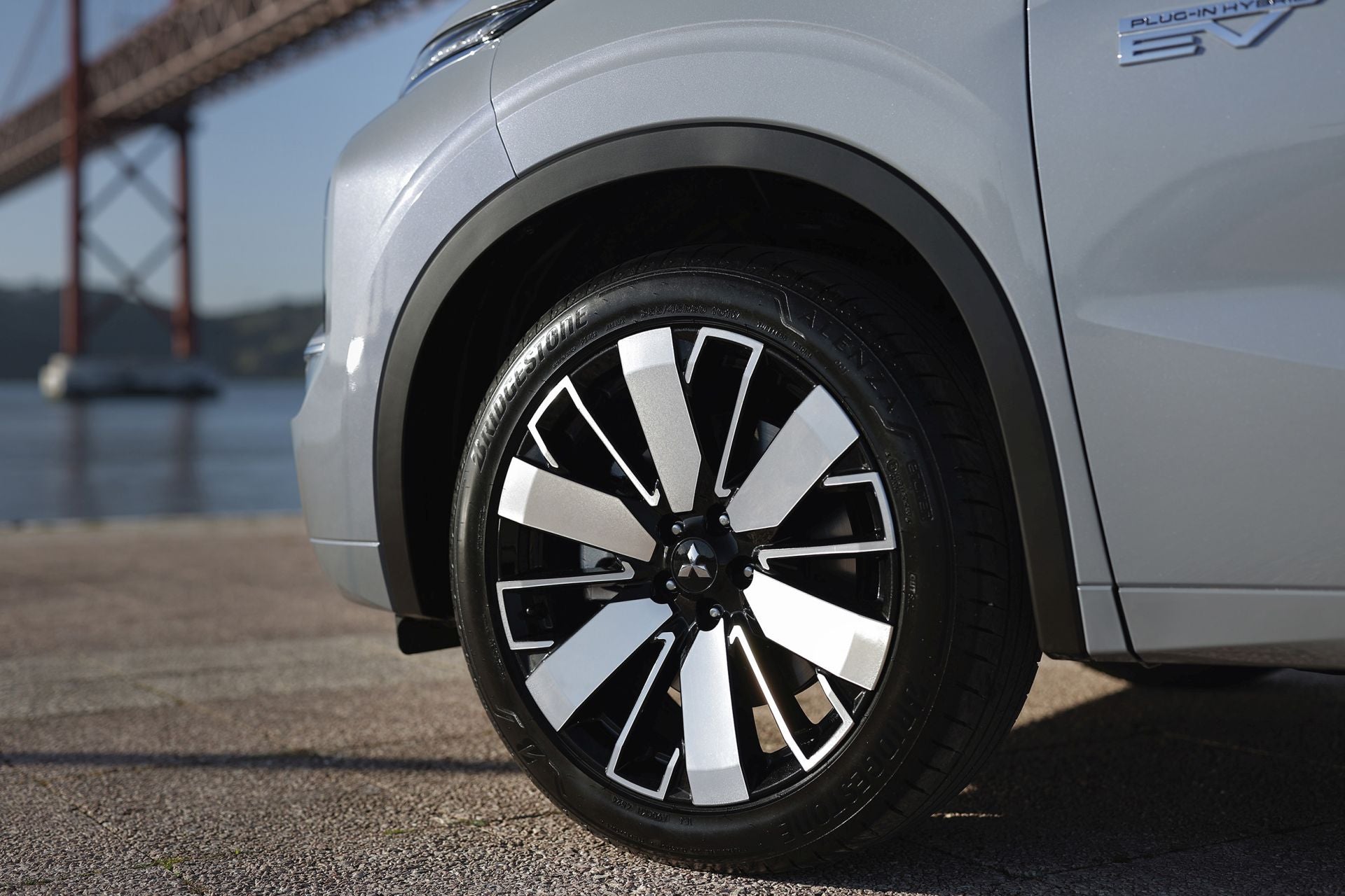 Listo para la aventura: Ángulos de ataque y salida del Outlander PHEV que invitan a explorar nuevos caminos.