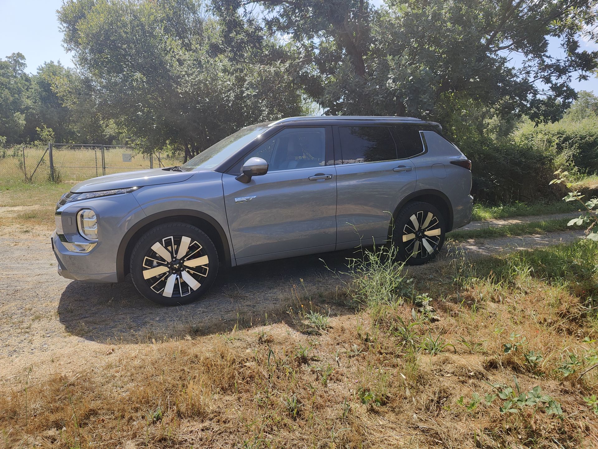 Confort premium: Asientos con calefacción, ventilación y masaje en el sofisticado interior del Outlander PHEV.