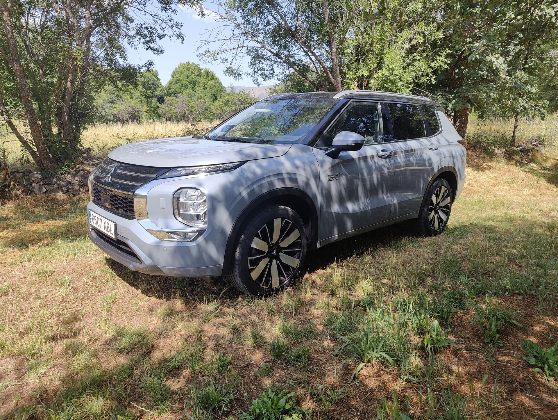 Con 834 km de autonomía total, el Outlander PHEV te lleva donde necesites.