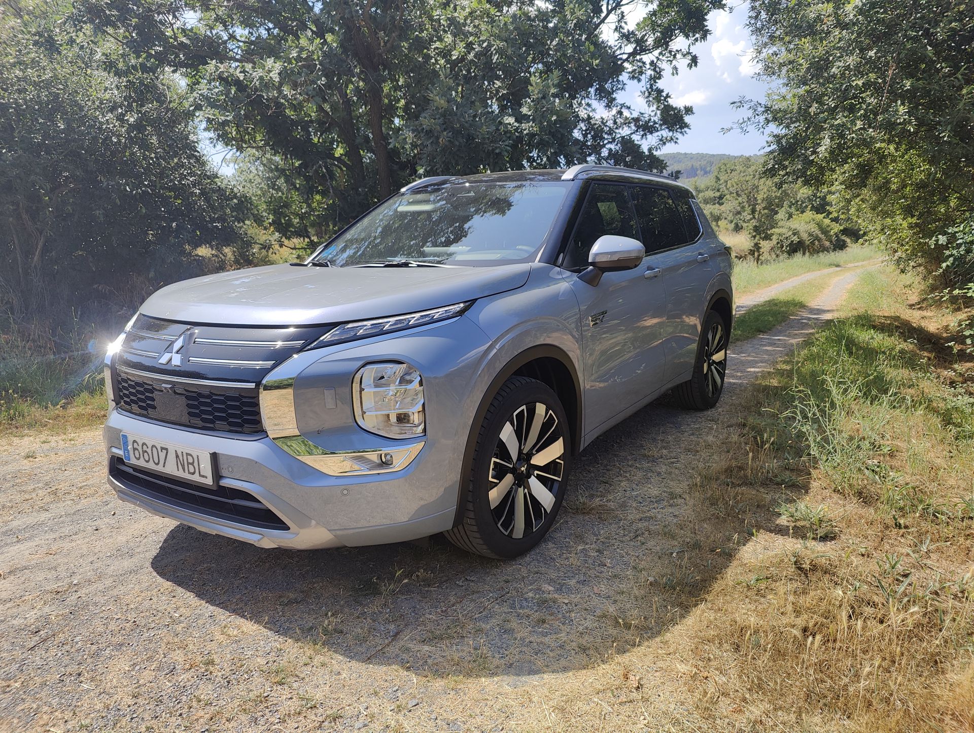 Diseño robusto y elegante: El frontal Dynamic Shield del Outlander PHEV, una declaración de intenciones.