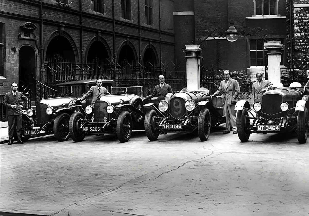 La alineación del equipo 2025 en Mount Street, Londres, refleja la famosa fotografía de Bentley Boys