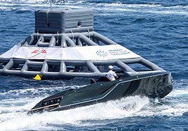 Así corre sobre el agua la lancha eléctrica más rápida del mundo