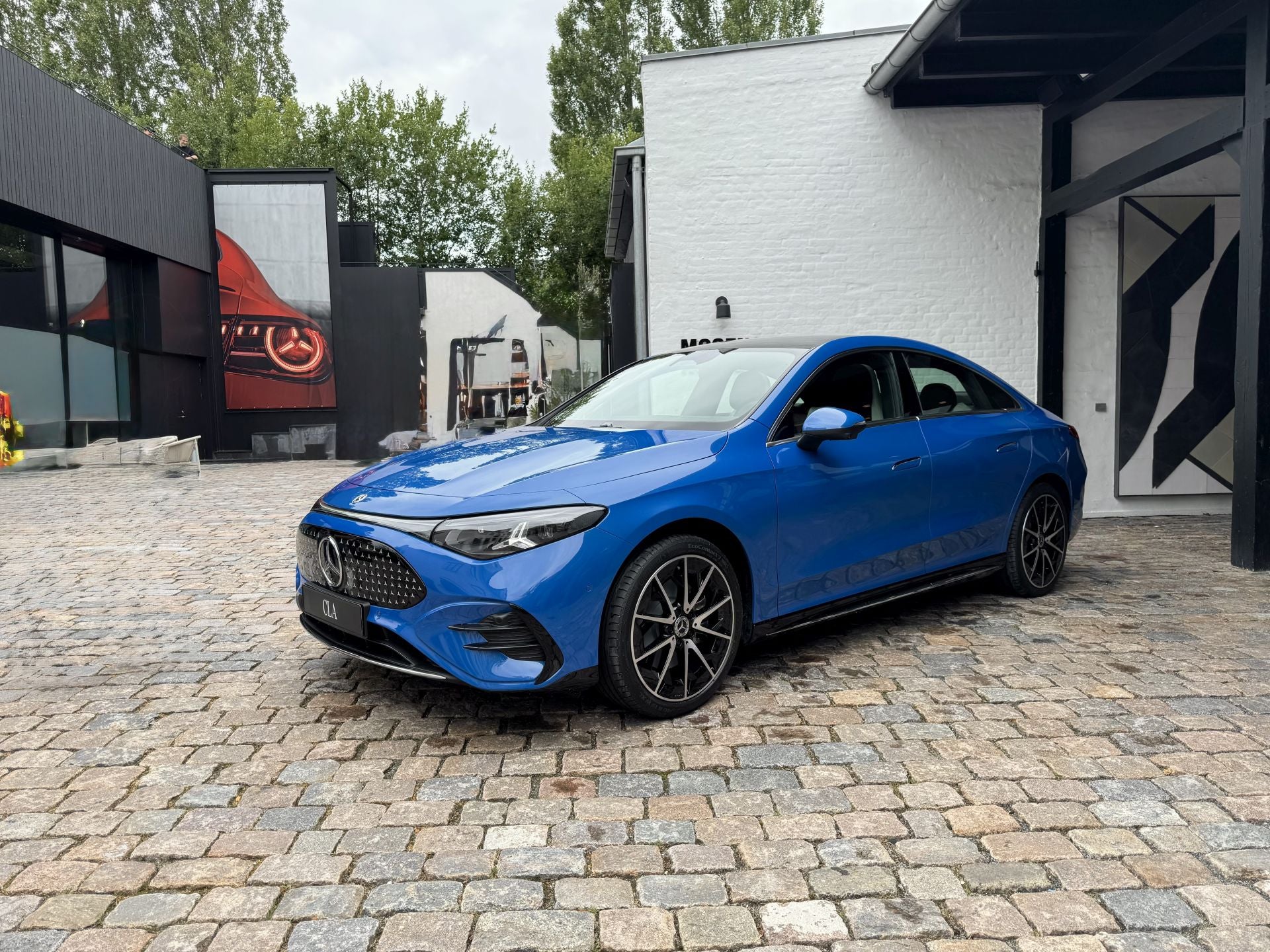 Mantiene la silueta coupé distintiva del CLA con un voladizo trasero corto y una caída suave del techo. Su diseño ha sido optimizado para la aerodinámica, contribuyendo a su excepcional eficiencia. También cuenta con detalles como tiradores de puerta enrasados y una línea iluminada horizontal en la parte trasera.