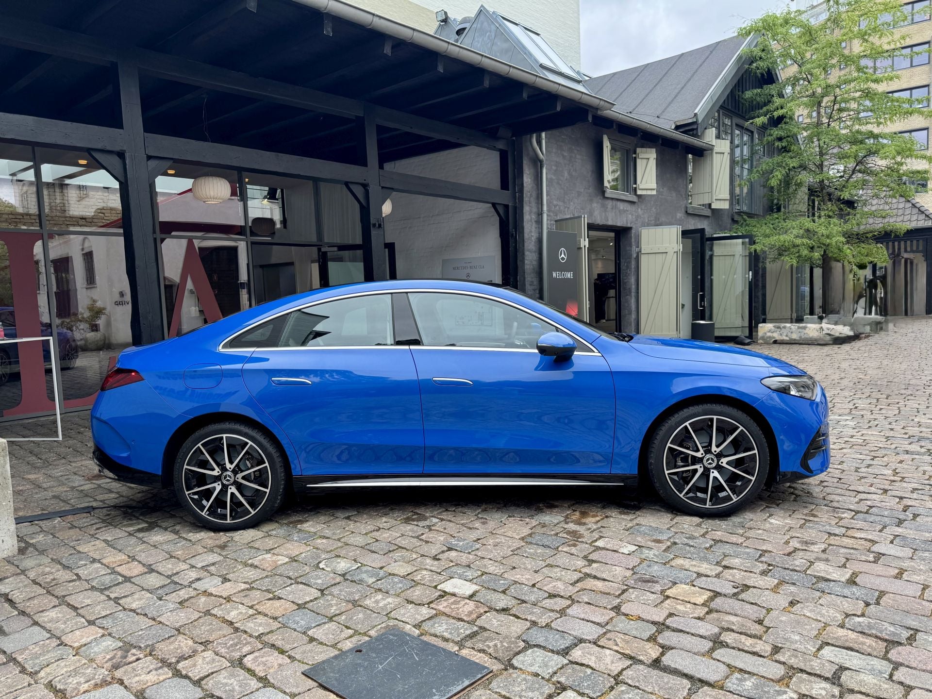 Se lanza con dos versiones principales: el CLA 250+ con motor trasero y tracción trasera (200 kW / 272 CV) y el CLA 350 4MATIC con doble motor (uno en cada eje) y tracción total (260 kW / 354 CV).