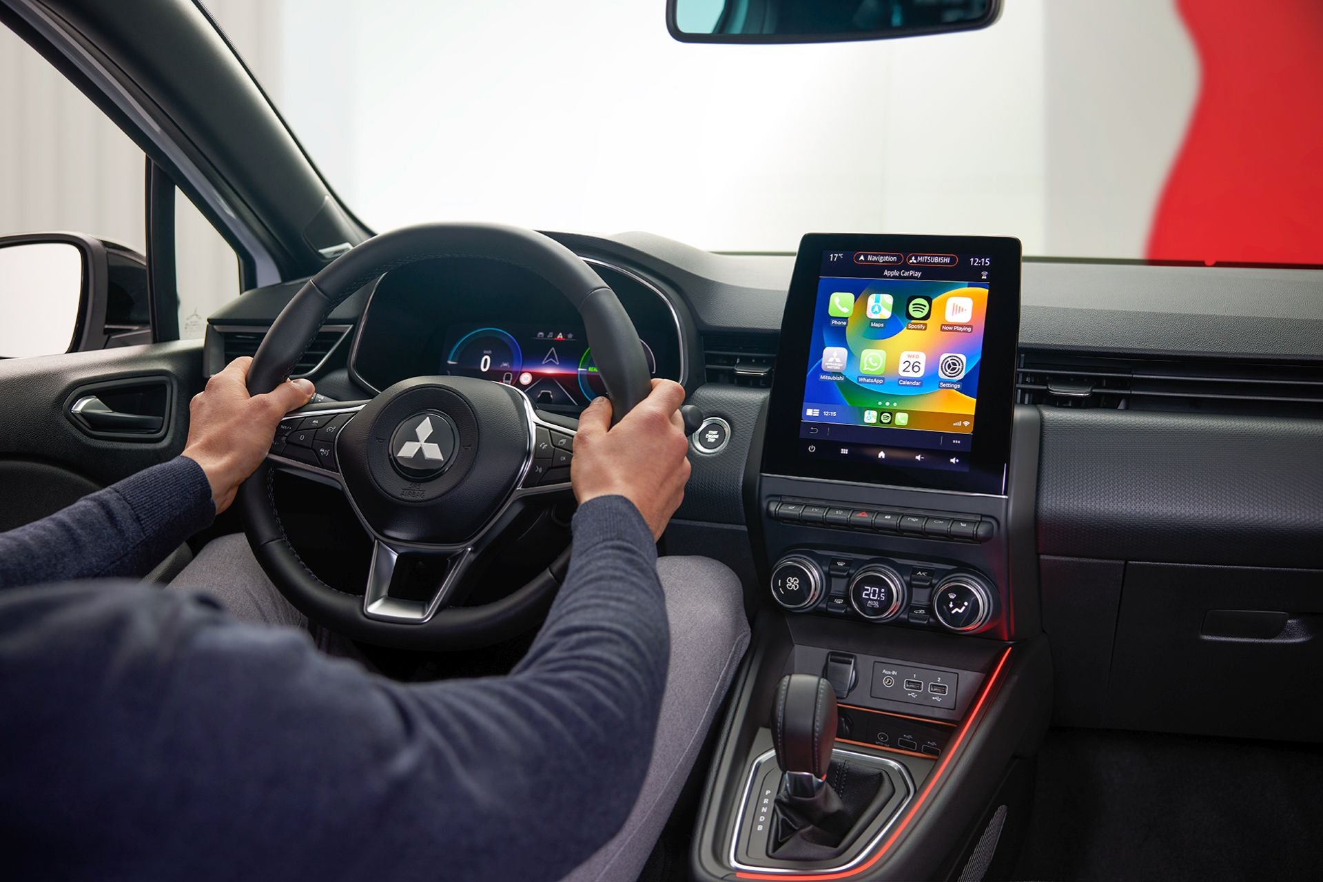 Incluye funciones como volante y asientos calefactados, freno de mano electrónico y sistema de activación sin llave para una experiencia de conducción relajante.