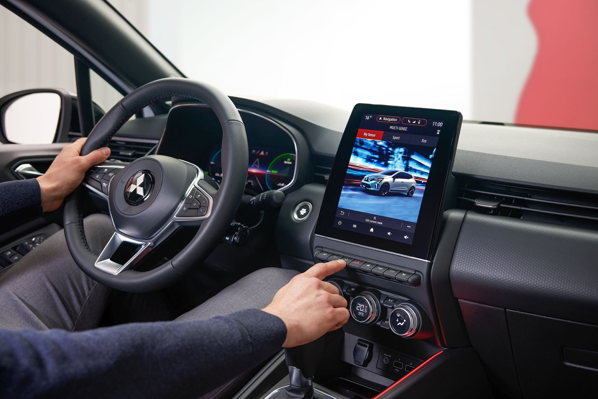 Ofrece pantallas de infoentretenimiento de 7 o 9,3 pulgadas con Apple CarPlay y Android Auto inalámbricos, un panel de instrumentos digital de 7 o 10 pulgadas, carga inalámbrica para móviles y un sistema de audio BOSE Premium en versiones altas.