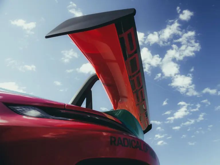 En un mercado donde la mayoría de los deportivos recurre al turbo para ganar potencia, Porsche se mantiene fiel a un planteamiento más purista, en el que la respuesta inmediata, la linealidad y el sonido tienen prioridad, pero no se olvidan de la fuerza.