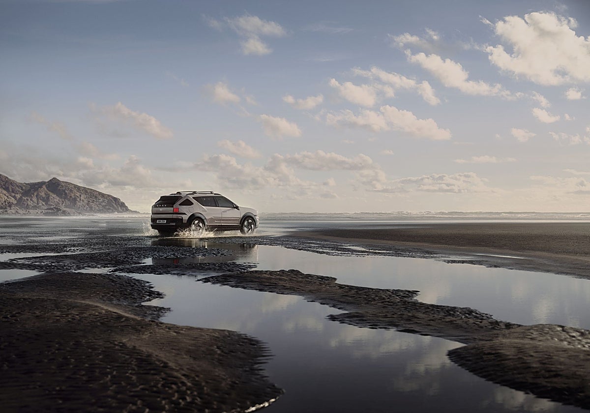 Un vehículo eléctrico de pila de combustible (FCEV) genera su propia electricidad a bordo, mediante la reacción química de hidrógeno y oxígeno