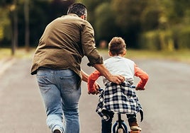 Adiós a los codos raspados y las lágrimas: cómo enseñar a montar en bici