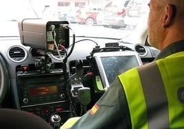 La Guardia Civil comprueba la velocidad capatada por el radar