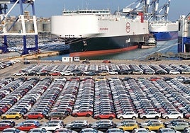 China sigue usando el Canal de Suez para enviar sus coches