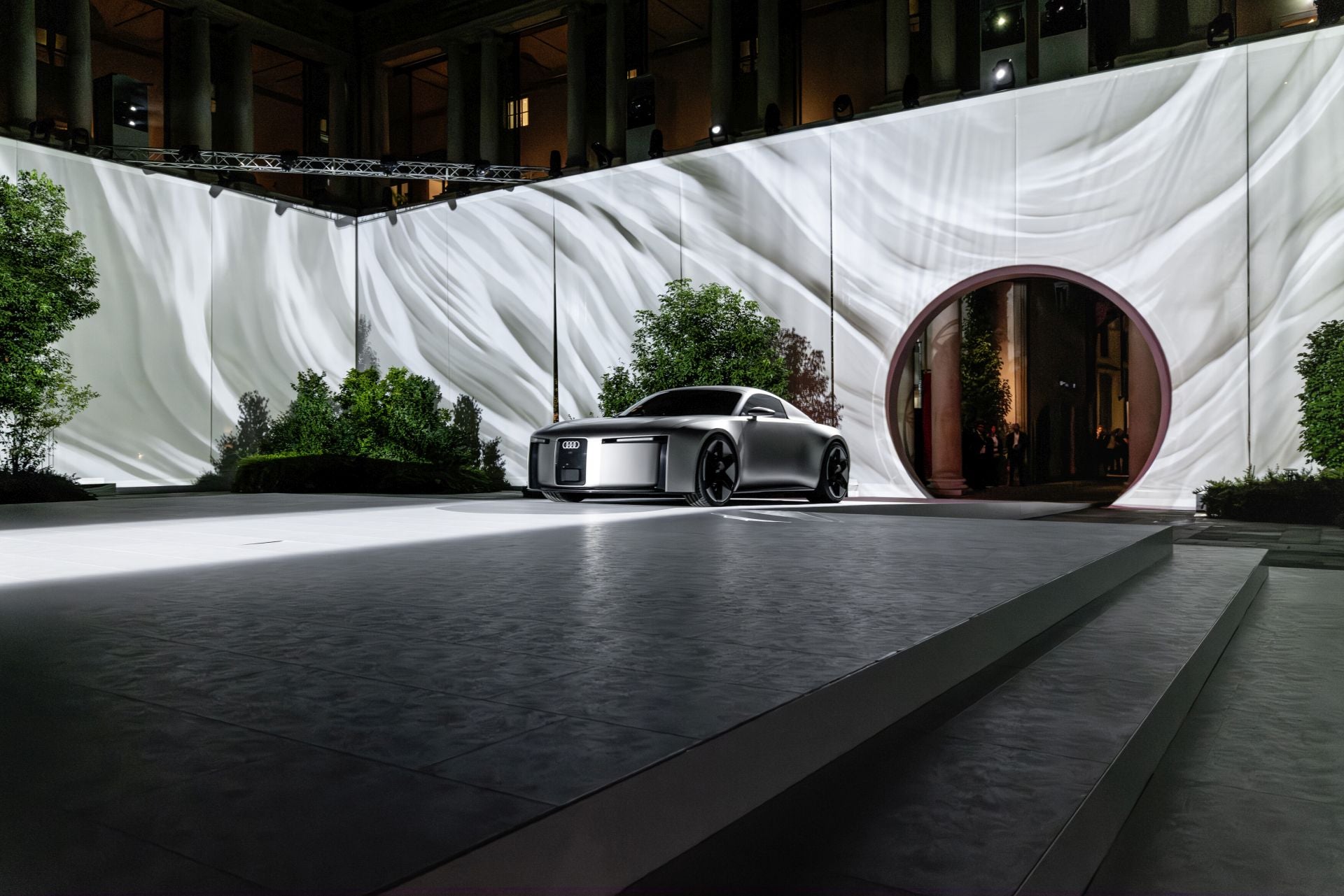 La tecnología permite el progreso. Siempre está cerca, pero nunca domina. Las tecnologías inteligentes crean una experiencia fluida que atrae a todos los sentidos