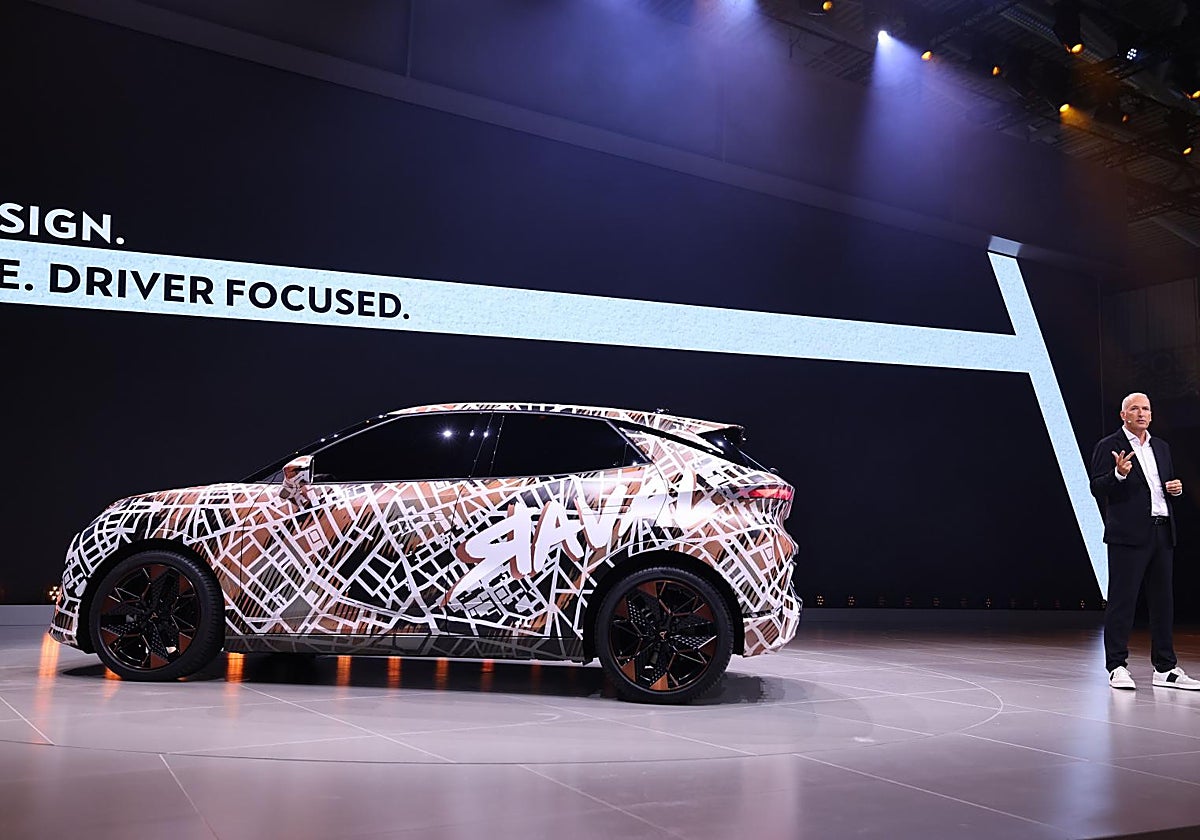 El nuevo Raval, presentado por el presidente interino de Seat/Cupra, Markus Haupt