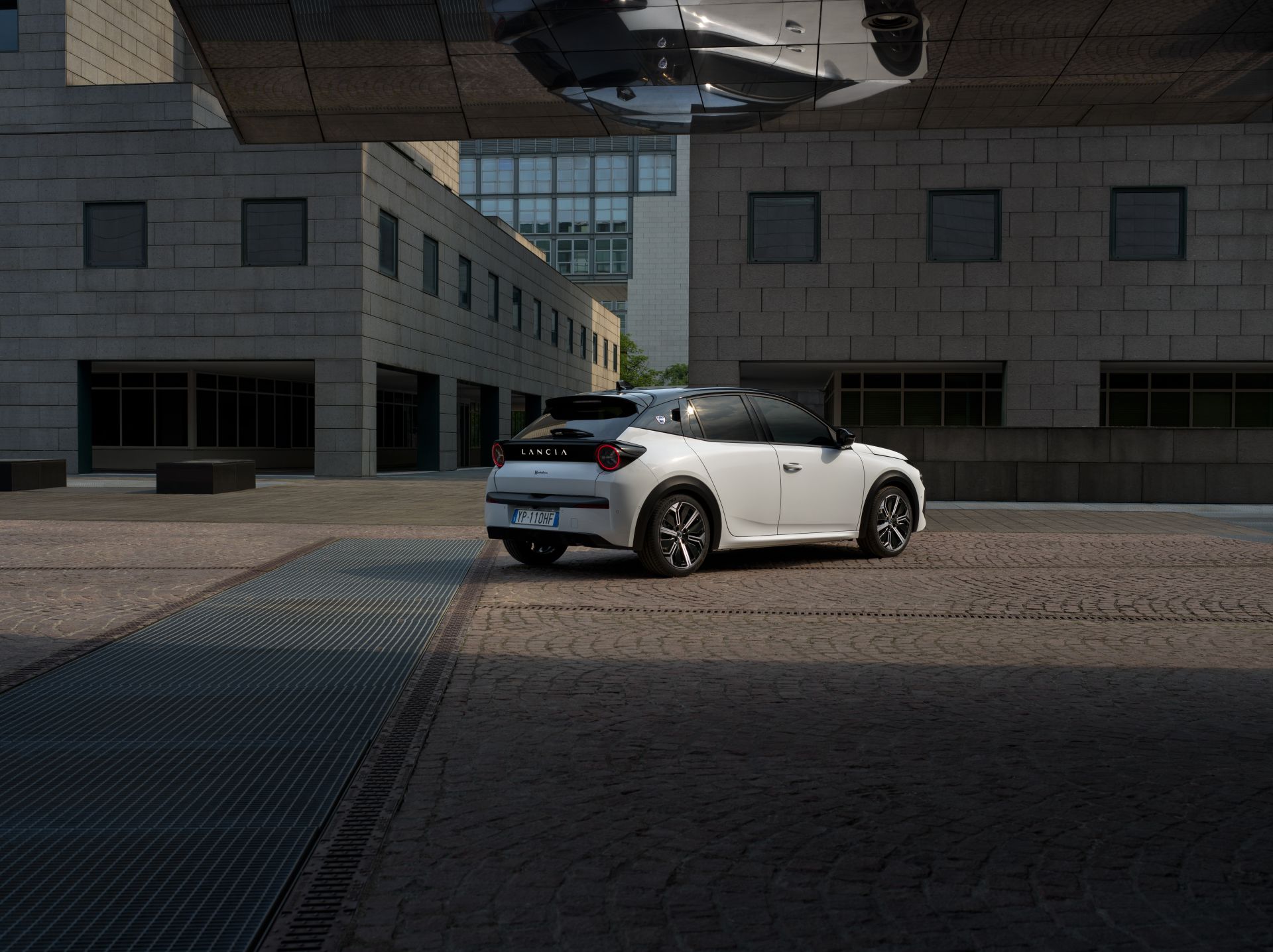 La experiencia a bordo pone el acento en el confort y la exclusividad, empezando por la interfaz S.A.L.A. (Sound Air Light Augmentation), un innovador sistema de infoentretenimiento que permite adaptar el ambiente interior con un solo botón que regula funciones como los equipos audio, la climatización y la ilumninación.