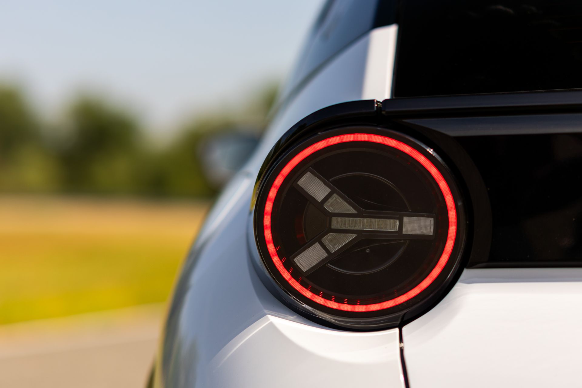 La joya de la corona de la gama es el Lancia Ypsilon HF, un modelo que recupera las siglas míticas de la marca y que está equipado con un motor 100% eléctrico de 280 CV. Este vehículo no solo garantiza un rendimiento excepcional, sino que también ofrece emociones y sensaciones deportivas que evocan la mejor tradición de Lancia. Con una potencia de 280 CV, 345 Nm de par, una aceleración de 0 a 100 km/h en 5,6 segundos, un diferencial Torsen y un sistema de frenos Alcon, el Lancia Ypsilon HF está diseñado para los amantes de la deportividad y las sensaciones dinámicas que buscan una alternativa compacta y sostenible sin sacrificar el placer o las prestaciones.