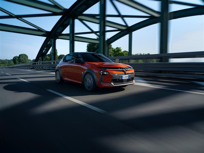 Con las últimas novedades, el Lancia Ypsilon completa su gama, disponible en los acabados Ypsilon, LX, HF Line y HF, con precios desde 24.200 euros.