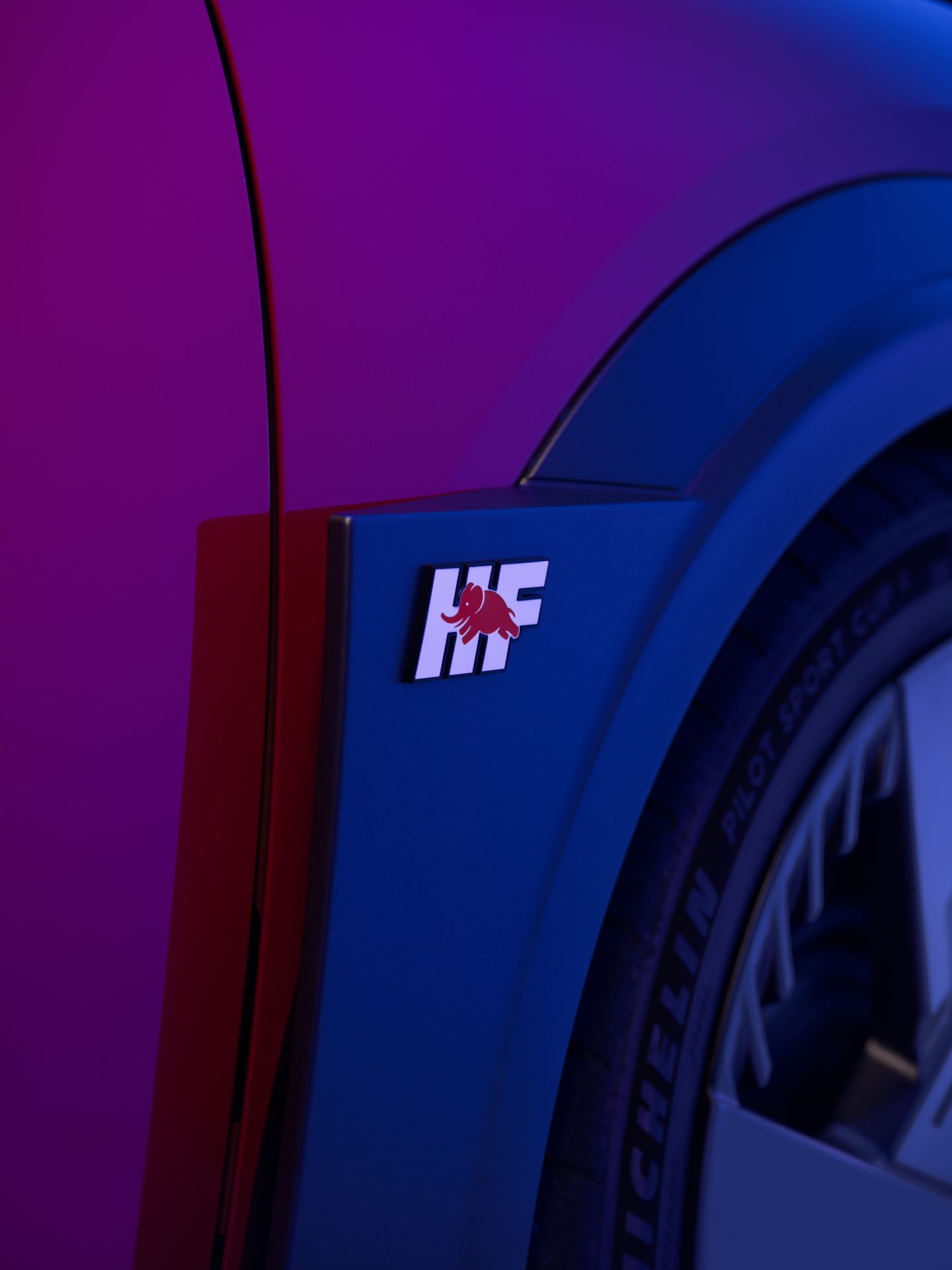 En la zaga, los faros LED redondos con la tecnología de iluminación más avanzada son un guiño al Lancia Stratos , mientras que el nombre del modelo en caligrafía que imita la escritura manual sigue la estela de los Fulvia, Flavia o Flaminia.