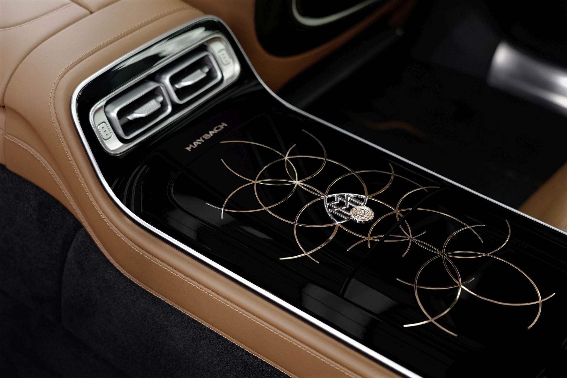 A través del programa de individualización Manufaktur, Mercedes‑Benz y Mercedes‑Maybach elevan su tradición de personalización a medida a un nivel verdaderamente exclusivo, honrando la rica historia de la artesanía.