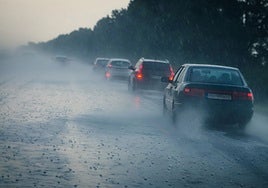 La DGT explica qué hacer si te atrapa una riada en el coche