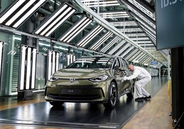 La industria europea del automóvil paraliza sus fábricas ante la baja demanda