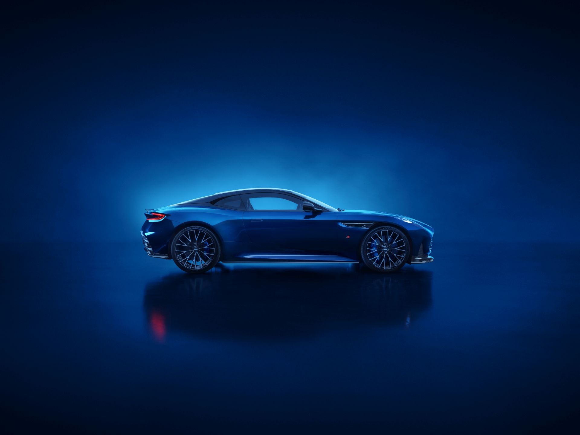 La dirección y el diferencial electrónico trasero también han sido revisados. El resultado es un comportamiento más natural e intuitivo, que permite aprovechar antes la aceleración a la salida de las curvas y aumenta la sensación de confianza al conducir.