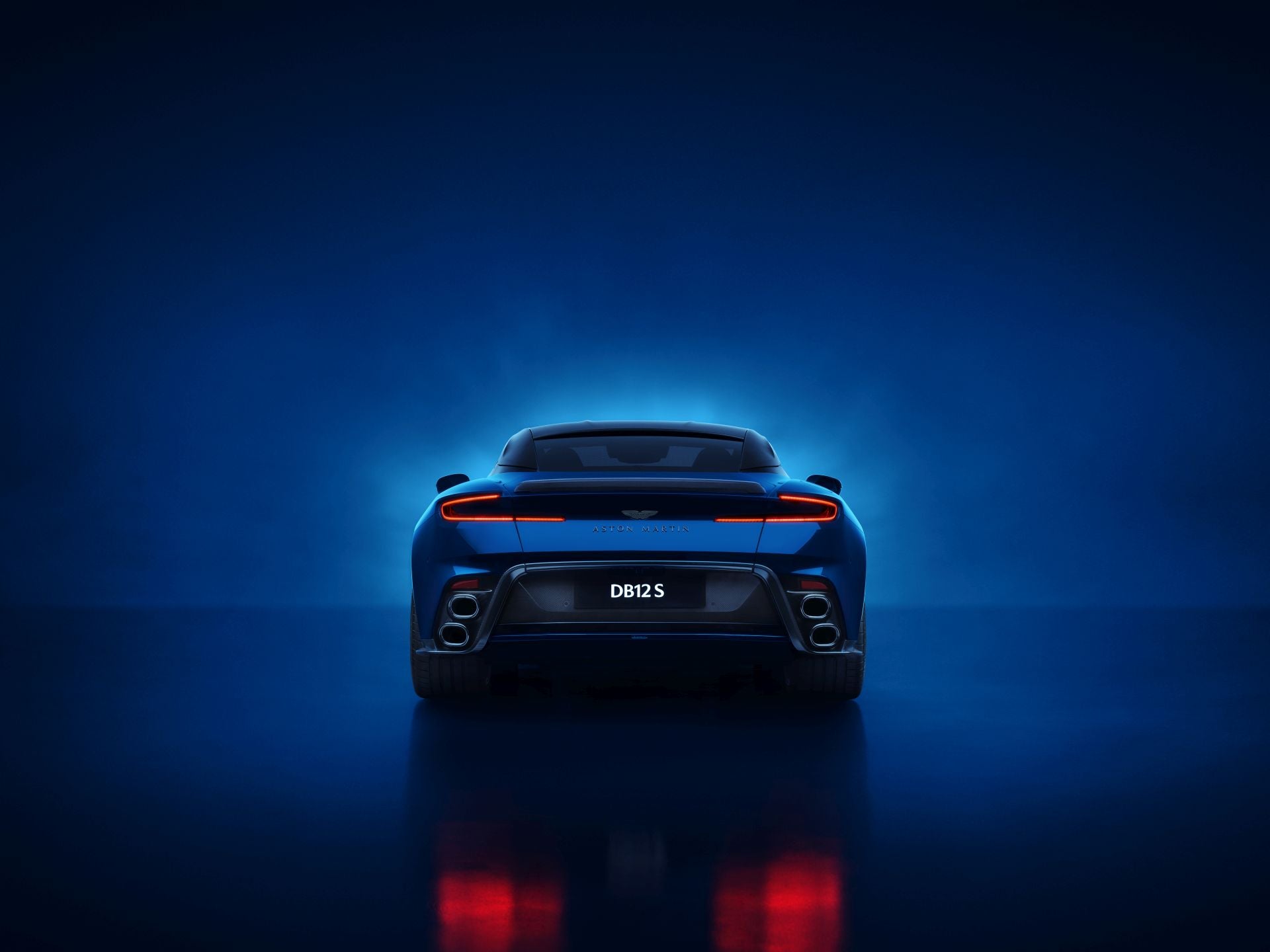 De serie, el DB12 S incorpora frenos cerámicos reforzados con fibra de carbono. Este sistema reduce en 27 kilos el peso no suspendido, mejora la resistencia al calor y garantiza un tacto de pedal más sensible y lineal incluso en conducción extrema.