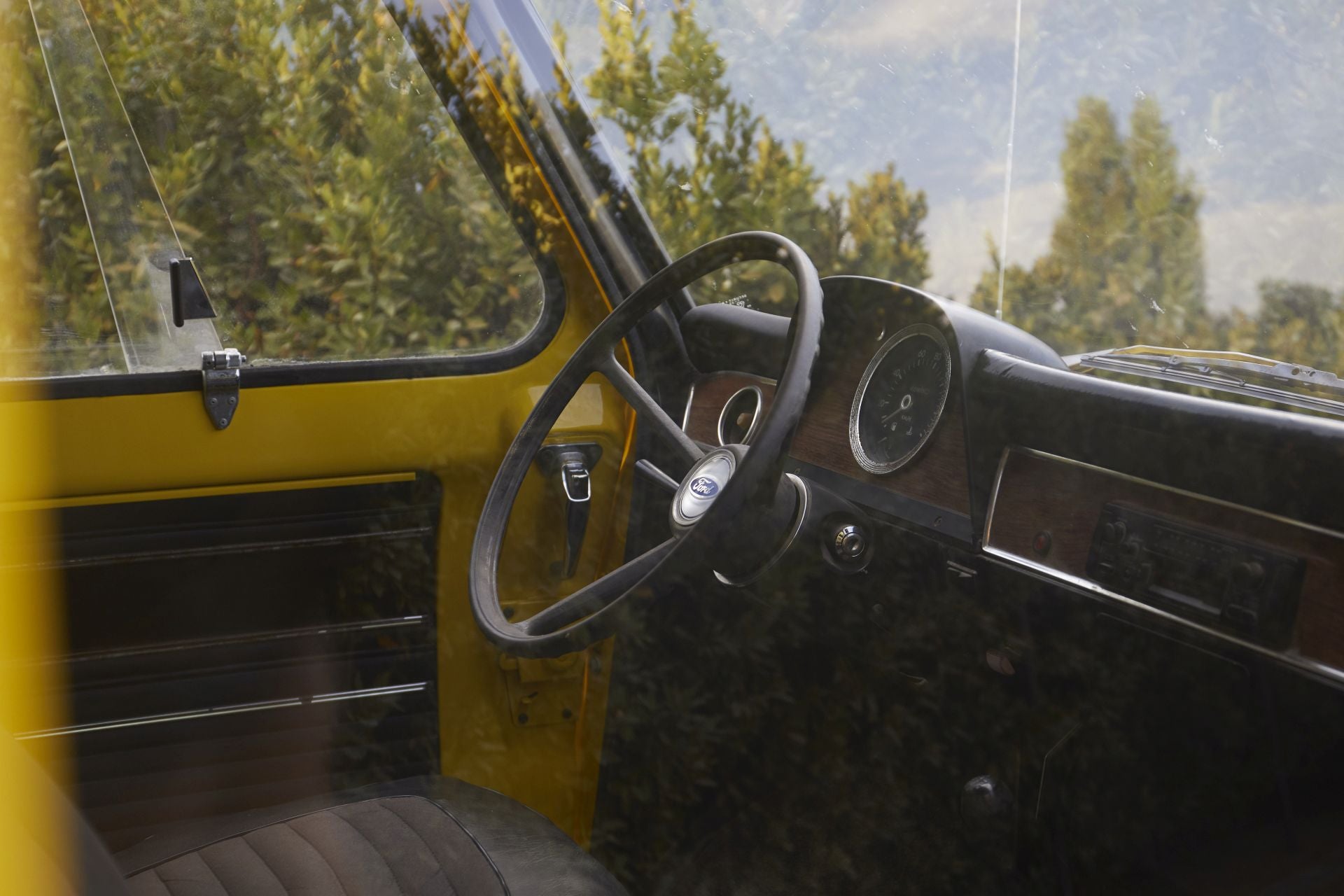 1965 – 1978: Mk1, el nacimiento de un icono En 1965 se produjo el verdadero comienzo de una nueva era para los vehículos comerciales con la fabricación de la primera Ford Transit Mk1. Este modelo revolucionario no solo ofrecía una capacidad de carga y una robustez sin precedentes, sino que también presentaba un diseño moderno y práctico. Su éxito fue tan rotundo que, tras una actualización en 1975 que le dio un distintivo look negro, la unidad un millón no tardó en salir de la cadena de montaje, demostrando su rápida aceptación y su impacto transformador en la industria.