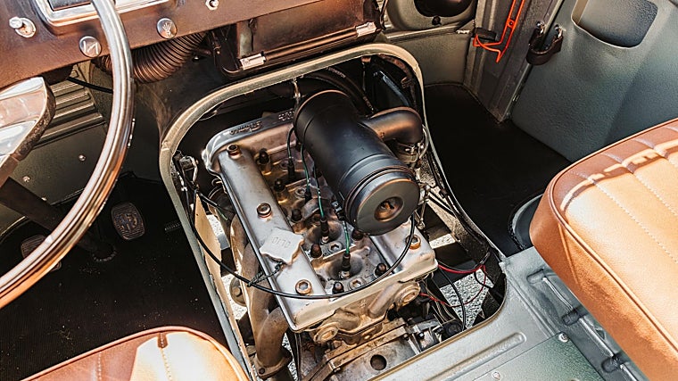 Con menor compresión y potencia, pero allí estaba el motor gasolina «bilabero» del Alfa Giuletta