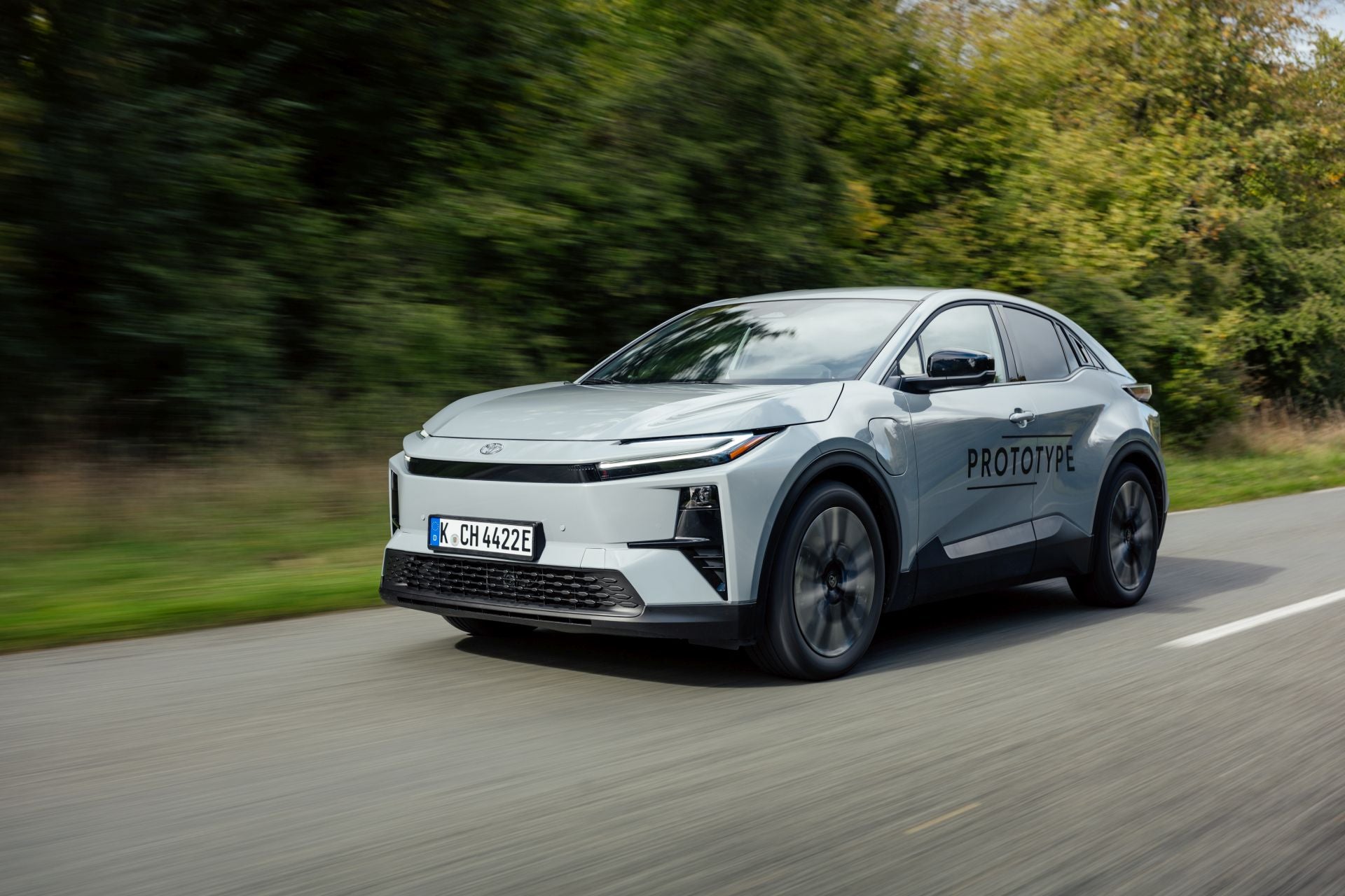 El nuevo Toyota C-HR+ Electric se presenta como el segundo modelo 100% eléctrico de batería (BEV) de Toyota, tras el bZ4X. Este lanzamiento refuerza la estrategia multitecnología de Toyota España hacia la movilidad sin emisiones, con el objetivo de alcanzar la neutralidad de carbono en Europa en 2040.