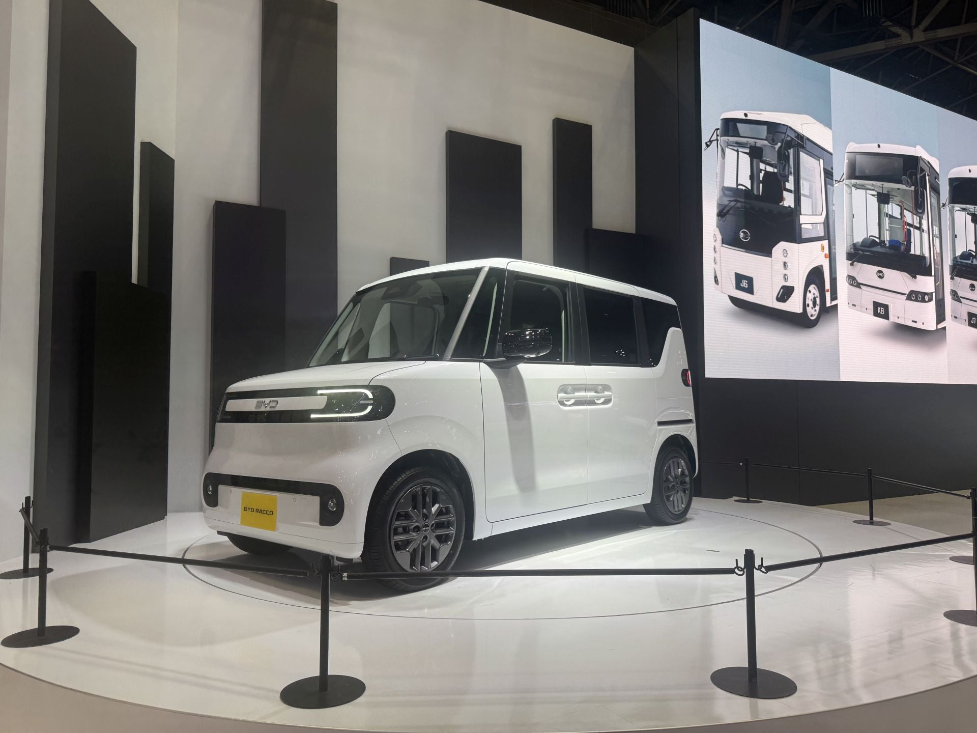 Desde Corea del Sur, Hyundai utiliza el JMS para subrayar su liderazgo en tecnología de hidrógeno y electrificación. Lanzamiento en Japón del nuevo Hyundai NEXO (vehículo eléctrico de pila de combustible – FCEV), diseñado para emisiones cero, mayor autonomía y sistemas de seguridad avanzados. También presentan el concept car Hyundai Insteroid que adelanta elementos de diseño y tecnologías de movilidad futura (plataforma E-GMP, marca HTWO para hidrógeno, zona «Hydrogen Journey» en el stand).