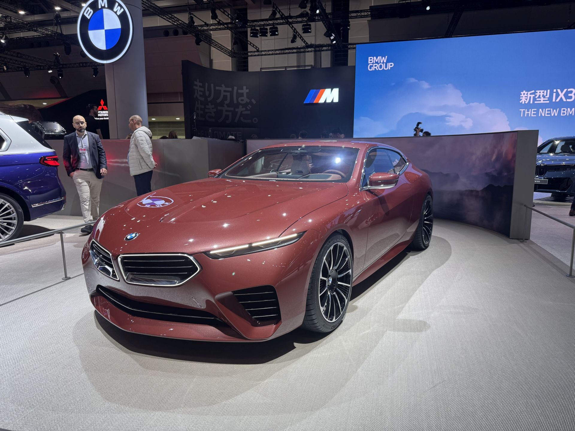 La alemana BMW aprovecha el salón para mostrar la próxima generación eléctrica basada en su plataforma «Neue Klasse». Presentación asiática del nuevo BMW iX3 -primer modelo de producción basado en la arquitectura Neue Klasse-. Su producción para el mercado japonés está prevista para marzo de 2026, con ventas a partir de la segunda mitad de 2026. El stand integrará también tecnologías de diseño, digitalización, conectividad y un nuevo sistema de control «BMW Operating System X». Esto marca un cambio de lenguaje de diseño y plataforma para la marca.
