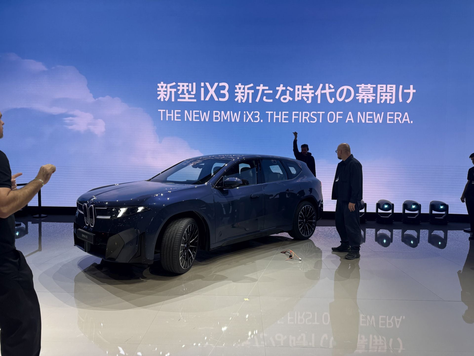 La alemana BMW aprovecha el salón para mostrar la próxima generación eléctrica basada en su plataforma «Neue Klasse». Presentación asiática del nuevo BMW iX3 -primer modelo de producción basado en la arquitectura Neue Klasse-. Su producción para el mercado japonés está prevista para marzo de 2026, con ventas a partir de la segunda mitad de 2026. El stand integrará también tecnologías de diseño, digitalización, conectividad y un nuevo sistema de control «BMW Operating System X». Esto marca un cambio de lenguaje de diseño y plataforma para la marca.