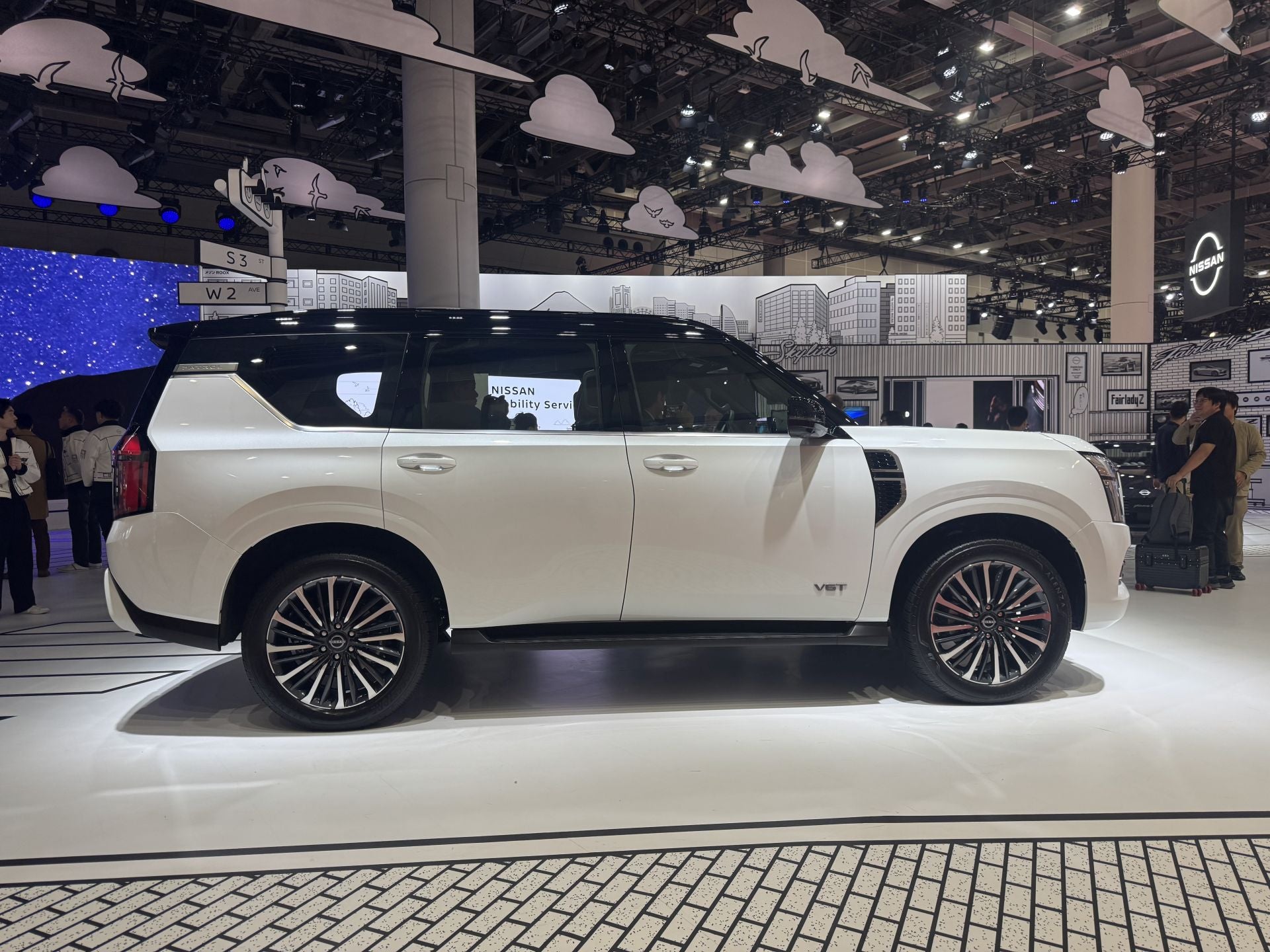 La japonesa Nissan aparece en esta edición del JMS bajo el lema de exponer su «futuro inteligente» en movilidad. Su stand está diseñado con una estética inspirada en el manga, en blanco y negro, como puente entre cultura japonesa e innovación. En el salón han presentado el nuevo Nissan Elgrand, que incorpora la tecnología e-POWER de tercera generación y se posiciona como minibús premium para el mercado doméstico japonés. También la versión actualizada del crossover eléctrico Nissan Ariya también hace su aparición: incluye conectividad Google, funcionalidad Vehicle-to-Load (V2L) y mejoras de suspensión adaptadas para Japón. Exhibe además un vehículo de servicio de movilidad autónoma basado en el minivan Serena, destinado a programas de transporte para población de edad avanzada en Japón. Aunque solo sea para el mercado japonés, han resucitado su todoterreno más legendario, Patrol que lleva más de una década sin producirse para el mercado nipón.