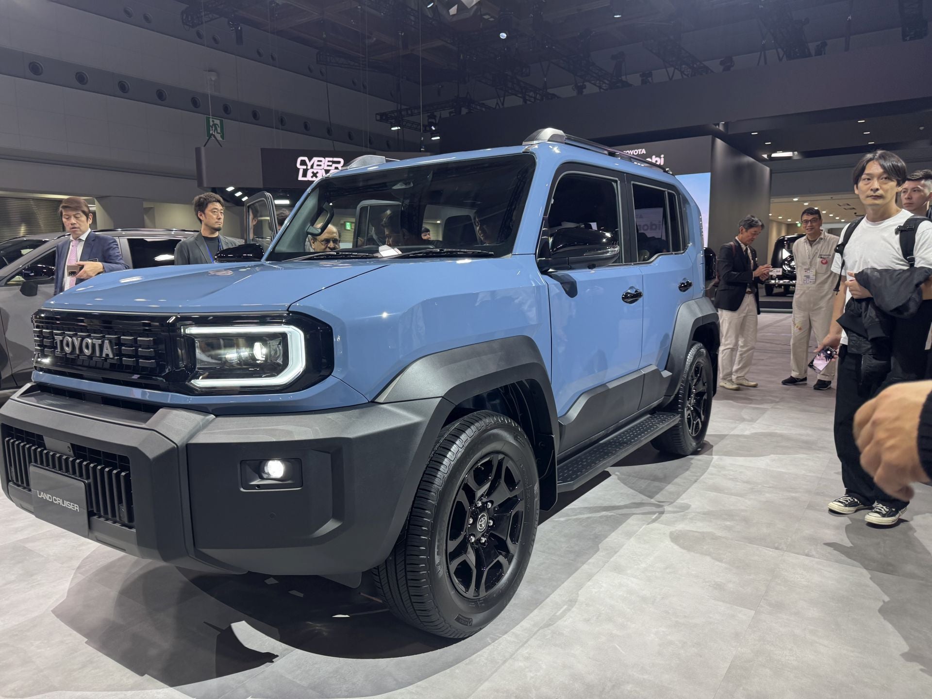 Toyota presentó un abanico amplio: desde un concepto de vehículo eléctrico de altas prestaciones como el «FT-Se» hasta un crossover eléctrico «FT-3e», y una visión para el icónico compacto de masas, el «Corolla Concept». Además, anunció que la marca Century se escindirá como sub-marca de ultra-lujo (ver más abajo). Según Toyota, la estrategia ahora es: electrificación, movilidad plural (híbrido, carga, servicio), red energética y software como variable fundamental.