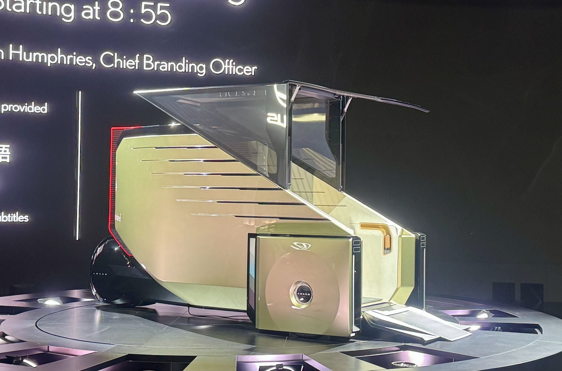 Lexus apostó por lo disruptivo: presentó varias unidades conceptuales entre las que destaca un «LS Concept» con seis ruedas (sí, seis ruedas) que replantea el vehículo de lujo de la marca en una forma radicalmente distinta. También ha mostrado un «Sport Concept» de estética de superdeportivo (o casi), junto con visiones de movilidad premium que van más allá del coche tradicional. El mensaje de Lexus: redefinir la experiencia de lujo, haciéndola más artesanal, más experiencial, y claramente digital/eléctrica.